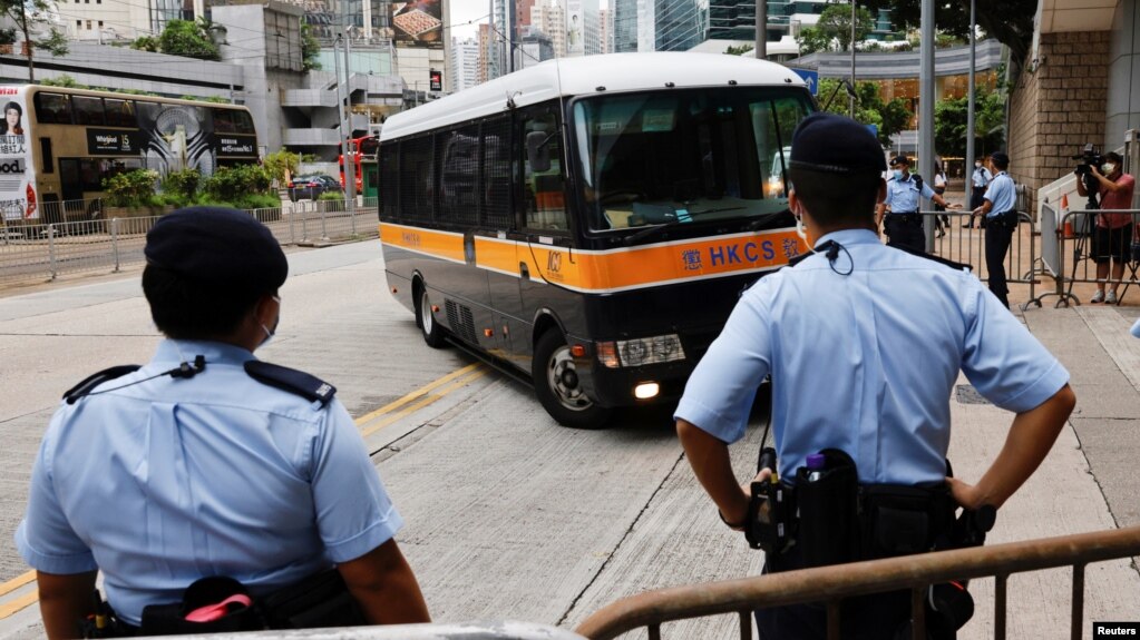 香港首位被控违反国安法的唐英杰（Tong Ying-kit）乘坐监狱车辆被押解至高等法院受审。（2021年6月23日）(photo:VOA)
