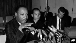 Мартин Лютер Кинг принимает участие в пресс-конференции в Чикаго. Справа от него – буддийский монах Тхить Нят Хань. 1966 г. (архивное фото) 