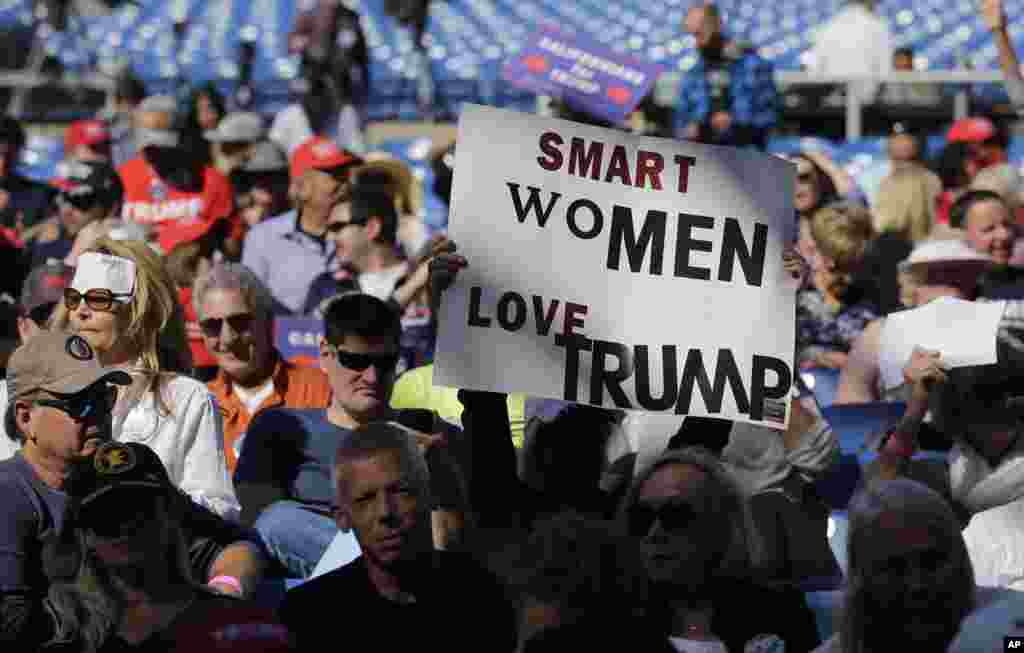 Les spectateurs arrivent au rassemblement du candidat présidentiel républicain Donald Trump en Carlifornie, 28 avril 2016.