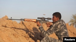 10月25日伊拉克遜尼派武裝在朱爾夫塞赫爾鎮和伊斯蘭國的交戰中瞄準目標。