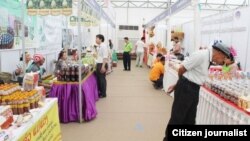 ປະຊາຊົນທ່ຽວຊົມຜະລິດຕະພັນ ໜຶ່ງເມືອງໜຶ່ງຜະລິດຕະພັນ ໃນງານວາງສະແດງສິນຄ້າ.