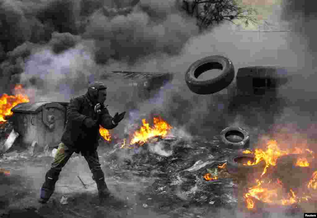 Manifestantes do movimento Pró-Europeu levam com jactos de água de um carro de bomebiros durante os confrontos com a polícia de choque em Kiev, Jan. 23, 2014. 