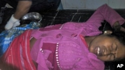Người bị thương đang được điều trị tại một bệnh viện ở Kokrajhar, phía đông bắc bang Assam, Ấn Độ, ngày 23/12/2014.