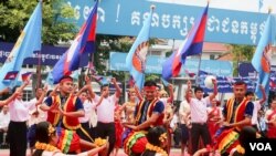 ​Cambodian dancers perform during ​the 65th annual celebration of ruling party Cambodian People's Party (CPP) establishment on Tuesday, June 28, 2016 at CPP's headquarter in Phnom Penh. (Photo: Leng Len/VOA Khmer)