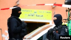 دو مامور پلیس ویژه آلمان مقابل یک مرکز وابسته به حزب الله لبنان. 