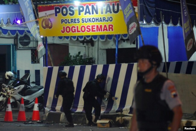Polisi memeriksa lokasi ledakan bom di dekat pos polisi di Sukoharjo, Jawa Tengah, Selasa, 4 Juni 2019. (Foto: Aloysius Jarot/ Antara Foto via Reuters)