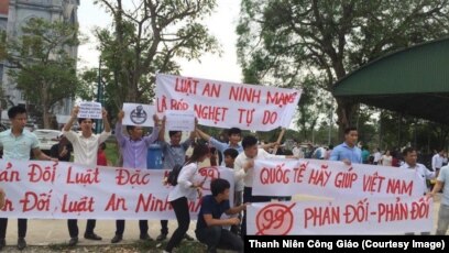 Người biểu tình giơ cao biểu ngữ tại Giáo hạt Văn Hạnh ở Hà Tĩnh.