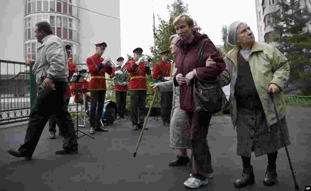 People arrive at a polling station in Moscow's mayoral election, Sept. 8, 2013. 