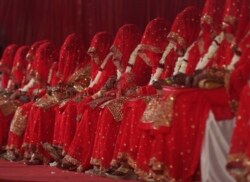 Pengantin Muslim India duduk selama pernikahan massal di mana enam puluh tiga pasangan menikah di Mumbai, India, Minggu, 14 Februari 2021. (Foto: AP)