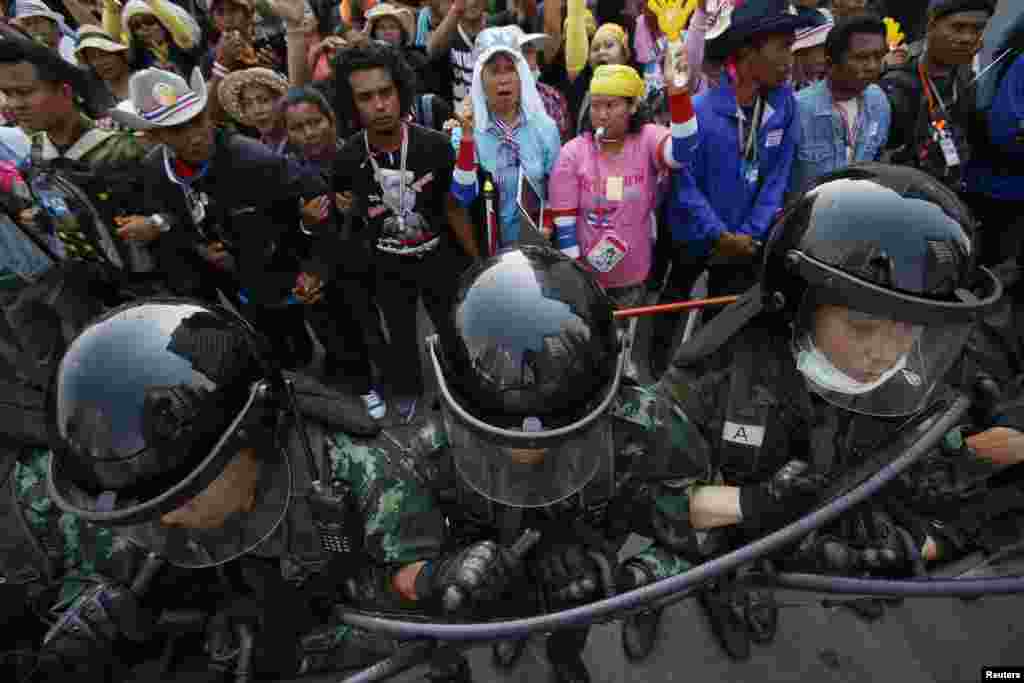 3일 태국 수도 방콕 정부청사에서 군인들이 시위대의 접근을 막고 있다.