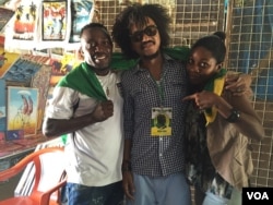 CCM supporters pose for a photo at a curio market in Dar es Salaam on October 24, 2015. (Jill Craig/VOA)