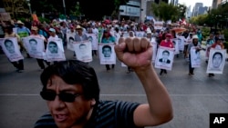 Familiares de los 43 normalistas desaparecidos protestan en Ciudad de México, al cumplirse 10 meses de la masacre.