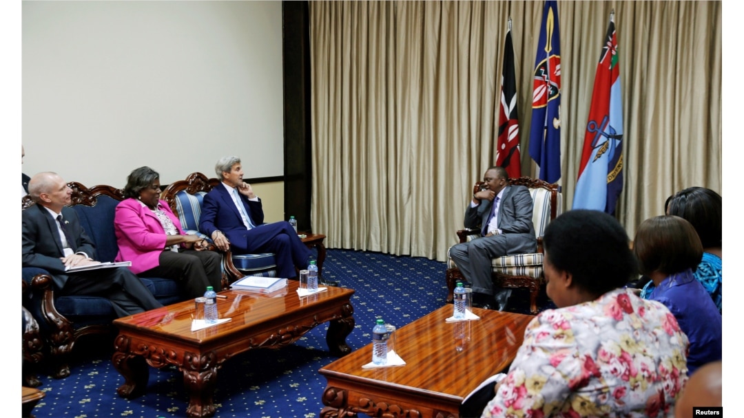 U.S. Secretary of State John Kerry (C) talks to Kenya's President Uhuru Kenyatta during their bilateral talks as other officials from Kenya and the U.S. listen., at the State House in Kenya's capital Nairobi, Aug. 22, 2016.