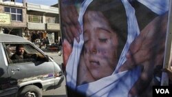 Seorang warga Afghanistan melakukan unjuk rasa membawa poster seorang anak perempuan yang tewas akibat serangan NATO (foto: dok.). Sebanyak 65 warga sipil, 40 diantaranya anak-anak tewas dalam serangan udara NATO di provinsi Kunar belum lama ini.