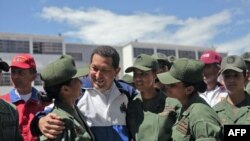 Tổng thống Venezuela Hugo Chavez nói chuyện với các binh sĩ