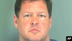 Imagen cortesía de la Jefatura de Policía del condado Spartanburg de South Carolina, donde se muestra al sospechoso Todd Kohlhepp. Los investigadores comenzaron a excavar en la zona después de que perros adiestrados señalaran la posible presencia de restos humanos en el lugar.