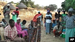 Siraboye Diallo, dengan tongkat di tangan, berusaha memberi penyuluhan mengenai risiko sunat pada perempuan yang banyak dipraktikkan di Senegal. Meski Senegal telah menyatakan praktik sunat perempuan tidak sah, beberapa wilayah di negara itu masih melakukannya (Foto: dok). 