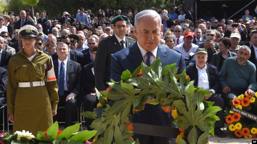 El primer ministro israelÃ­, Benjamin Netanyahu, coloca una ofrenda floral durante la ceremonia del DÃ­a de RecordaciÃ³n del Holocausto en monumento Yad Vashem en Jerusalem, el jueves, 12 de abril de 2018.