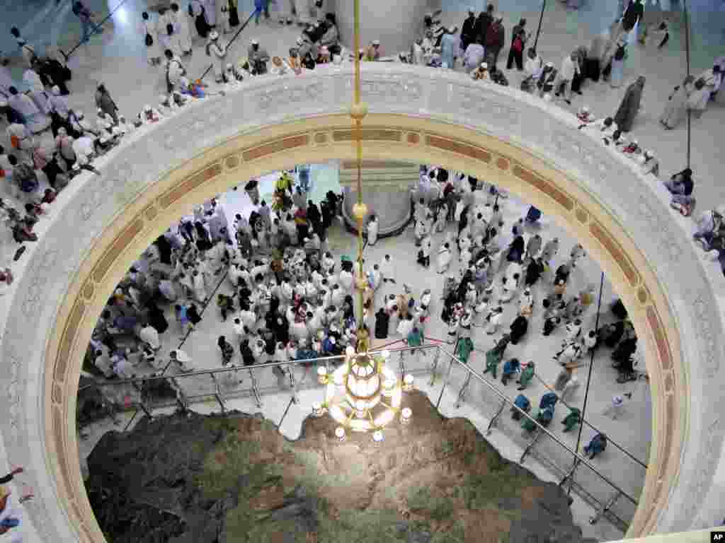 Pilgrims pray near the al-Safa mountain, at the Grand Mosque, during the Hajj pilgrimage in the Muslim holy city of Mecca, Saudi Arabia.