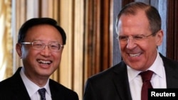 22일 러시아 모스크바에서 기자회견장에 입장하는 세르게이 라브로프 러시아 외무장관(오른쪽)과 양제츠 중국 외교부장.