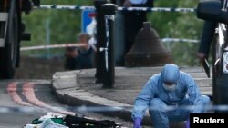 Polícia forense investiga cena do crime onde um soldado foi morto em Woolwich, sueste de Londres (Maio 2013)