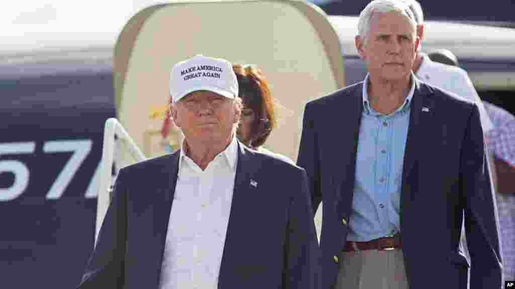 Le candidat républicain Donald Trump et son colistier, Mike Pence, descendent de l&#39;avion, Baton Rouge, Louisiane, le 19 août 2016.