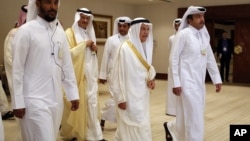 وزیر نفت عربستان، علی النعیمی، وسط تصویر در حال ورود به نشست دوحه - ۲۹ فروردین ۱۳۹۵
