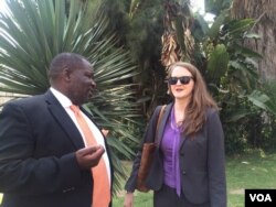 Umsekeli womkhokheli webandla lePeople's Democratic Party, uMnu. Kucaca Phulu, ubhalise igama lakhe kugwalo lokuvota.