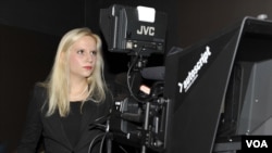 Anna Kark, a VOA Russian Service Intern, gets hands on experience using VOA film equipement. Photo: Sergei Moskalev