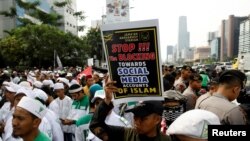Kelompok Islamis mengadakan demonstrasi di luar markas besar Facebook yang menuduh media sosial raksasa melakukan diskriminasi karena memblokir beberapa halaman yang dioperasikan oleh kelompok garis keras di Jakarta, Indonesia, 12 Januari 2018.