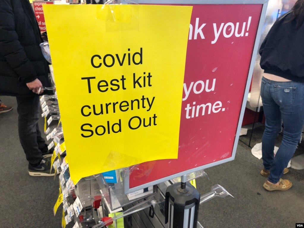 首都华盛顿郊外一家杂货店兼药店张贴的新冠病毒居家检测盒售罄的标示。(2021年12月24日)(photo:VOA)