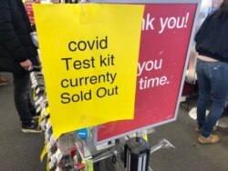 首都华盛顿郊外一家杂货店兼药店张贴的新冠病毒居家检测盒售罄的标示。(2021年12月24日)