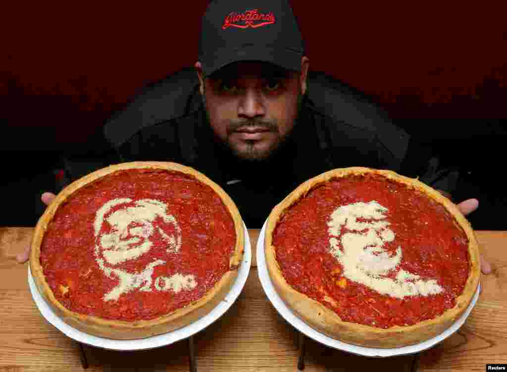 Cozinheiro Fabian Martinez posa junto das suas pizzas com as imagens dos candidatos às presidenciais americanas,&nbsp; Hillary Clinton e Donald Trump na Giordano&#39;s Pizzeria em Chicago.