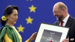 Tokoh pro demokrasi Burma Aung San Suu Kyi menerima penghargaan Uni Eropa untuk hak asasi, Piagam Sakharov, Selasa (22/10). 
