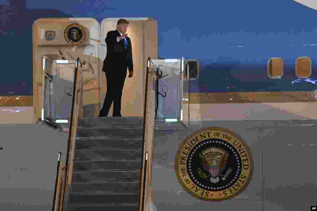 پرزیدنت ترامپ در حال دست تکان دادن در بالای پلکان هواپیمای (Air Force 1) پس از فرود در فرودگاه بین&zwnj;المللی نوی بای در هانوی، ویتنام