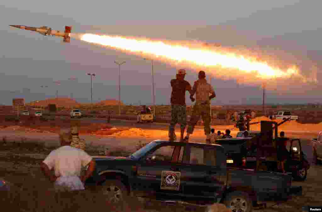 Fighters of Libyan forces allied with the U.N.-backed government fire a rocket at Islamic State fighters in Sirte, August 4, 2016.