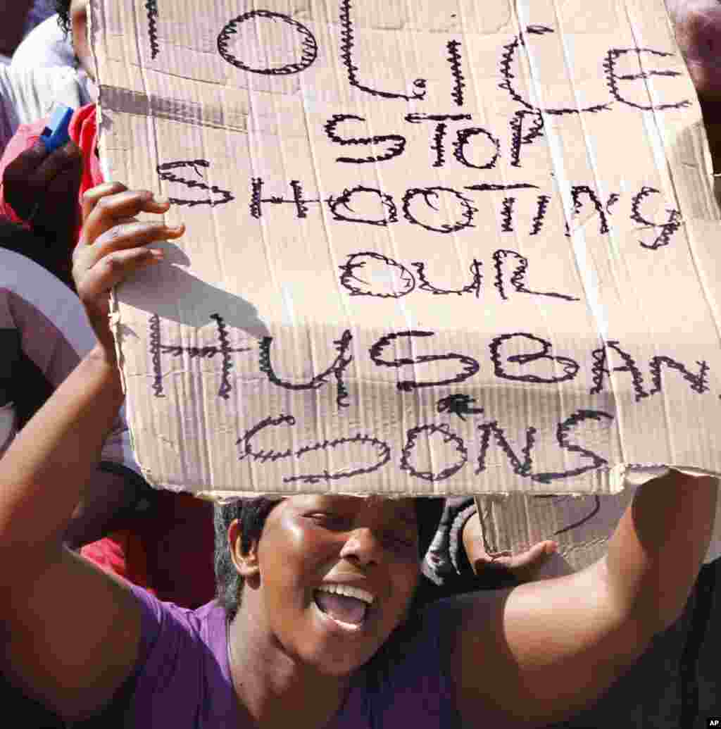 An unidentified woman chants as she protests against the police opening fire and killing striking mine workers a day earlier at the Lonmin Platinum Mine near Rustenburg, South Africa, August 17, 2012.
