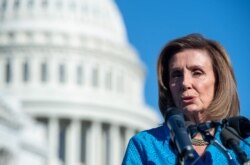 Ketua DPR Nancy Pelosi berbicara pada konferensi pers di luar US Capitol di Washington, D.C., 24 September 2021. (AFP)