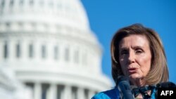 Ketua DPR Nancy Pelosi berbicara pada konferensi pers pada 24 September 2021, di luar US Capitol di Washington. DC. (Foto: AFP)