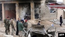Nhân viên an ninh Iraq xem xét hiện trường vụ nổ bom gần thành phố Mosul, ngày 16/1/2012
