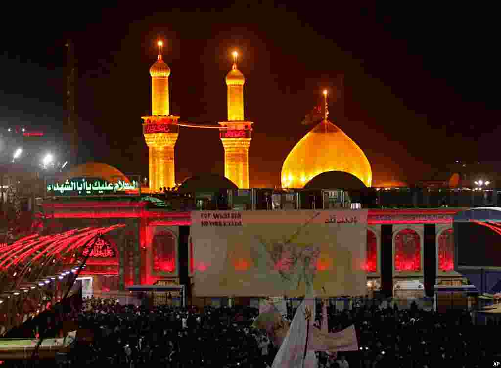 Shi&#39;ite pilgrims gather around the holy shrine of Imam Hussein during the holy day of Ashoura in Karbala, south of Baghdad, Iraq.