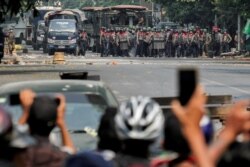 Polisi berdiri di jalan selama protes anti-kudeta di Mandalay, Myanmar, 3 Maret 2021. (Foto: Reuters)