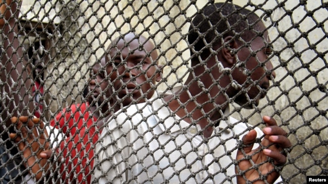 Des prisonniers font la queue à l'intérieur de la prison centrale de Douala, le 8 mars 2006.