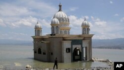 Sebuah masjid yang terbenam air di Palu.