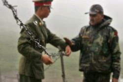 لداخ میں چین اور بھارت کی سرحد پر دونوں ملکوں کے فوجی ایک دوسرے کے آمنے سامنے ہیں۔