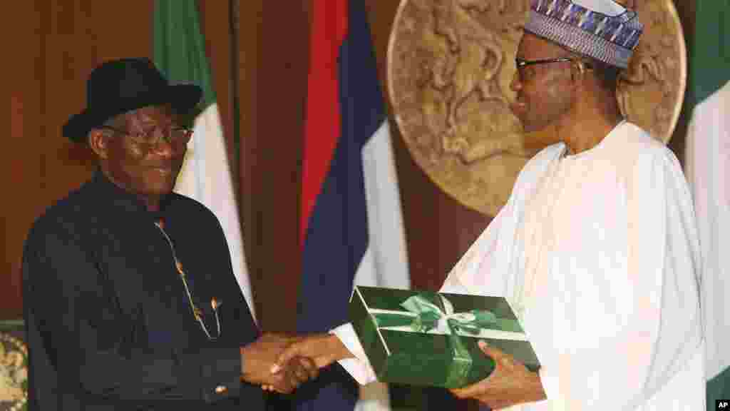 Goodluck Jonathan da Muhammadu Buhari a Abuja, Mayu 28, 2015.