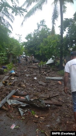 Sedikitnya 41 orang meninggal dunia, 9 luka-luka dan 27 lainnya hilang ketika banjir bandang menyapu empat desa di tiga kecamatan di kabupaten Flores Timur, NTT. (Foto: Courtesy/BNPB)