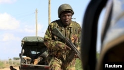 Seorang tentara Kenya bergegas melindungi wilayah di sekitar tempat militan al-Shabaab bersembunyi di sebuah kampus di Garissa, Kenya, 2 April 2015 (REUTERS/Noor Khamis).