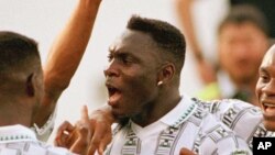 Daniel Amokachi célèbreaprès avoir marqué un but contre la Bulgarie au cours d’un match du groupe D à la Coupe du Monde match au du Monde à Cotton Bowl, à Dallas, 21 Juin 1994. Nigeria a remporté par 3-0.