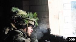 Yon militè Ameriken kap patisipe nan antrenman gwoup NATO a nan sant training Pabrade a, Lithuania, 29 novanm 2016. 